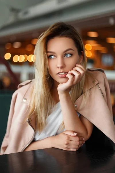 Модный Стильный Портрет Красивой Молодой Стильной Женщины Модной Розовой Куртке — стоковое фото