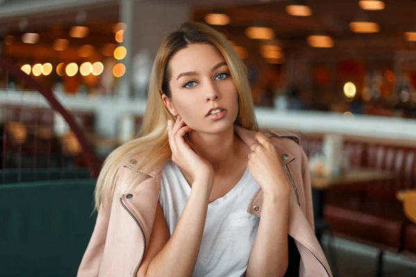 Modieuze Mooie Vrouw Een Stijlvolle Roze Jasje Poseren Een Café — Stockfoto