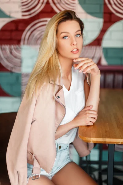 Блондинка Молодих American Woman Моді Рожевий Жакет Шорти Сидячи Стільці — стокове фото