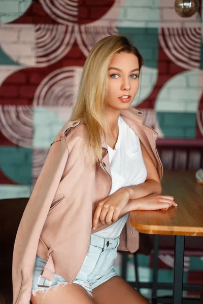 Sexy Schöne Amerikanische Mädchen Modell Einer Rosa Jacke Und Jeanshose — Stockfoto