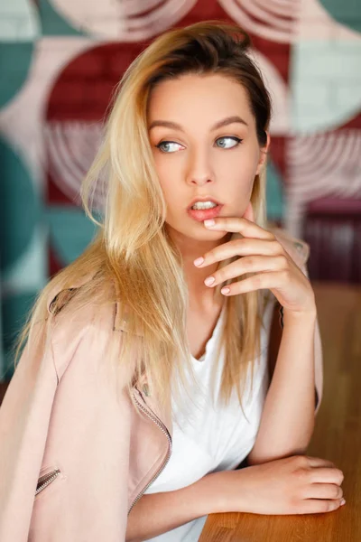 Beautiful Young Woman Model Fashion Pink Jacket Sits — Stock Photo, Image