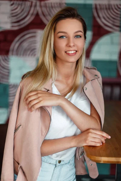 Engraçado Jovem Modelo Mulher Com Sorriso Uma Jaqueta Rosa Calções — Fotografia de Stock