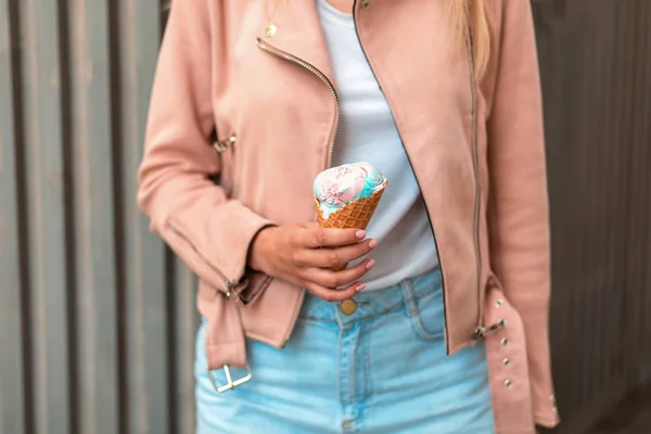 おいしいのピンクとブルー アイス クリームとワッフル コーンに アイスクリームの女の子 — ストック写真