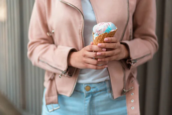 Fille Mode Garde Crème Glacée Savoureuse Extérieur — Photo