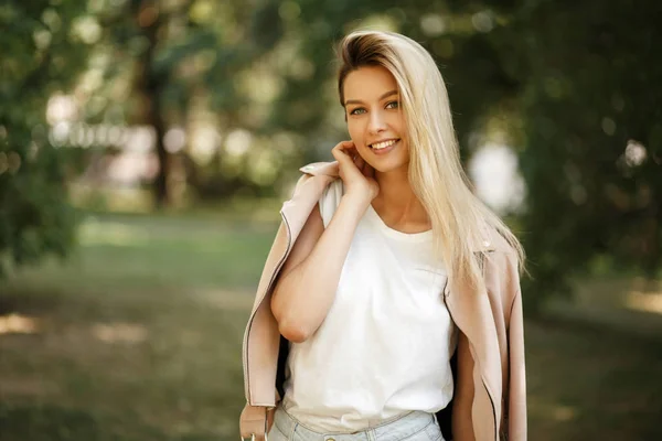 Joyeux Jeune Femme Avec Sourire Dans Une Veste Rose Mode — Photo