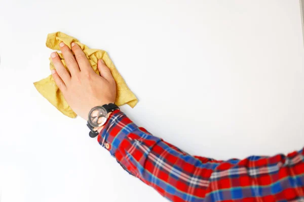Mão Homem Com Pano Limpa Tábua Branca — Fotografia de Stock
