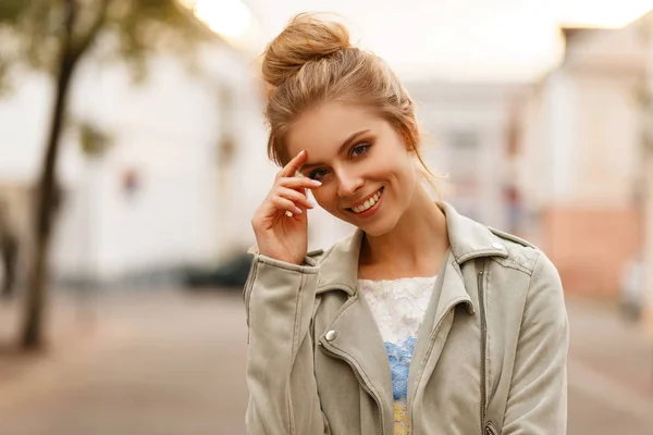 Happy Fresh Portrait Young Beautiful Smiling Woman Fashionable Jacket City — Stock Photo, Image