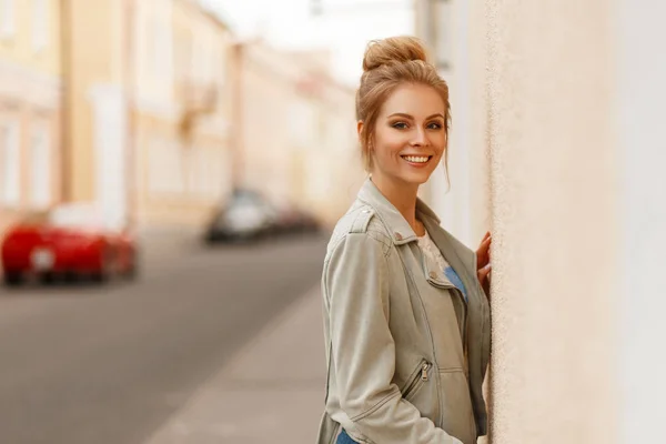 Beautiful Happy Young Woman Smile Wall City — Stock Photo, Image
