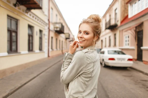 Счастливая Молодая Женщина Улыбкой Модной Куртке Открытом Воздухе Городе — стоковое фото
