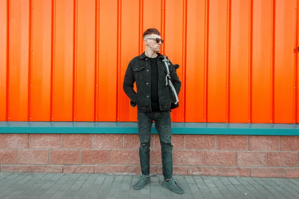 Hombre Hipster Joven Moda Con Gafas Sol Ropa Vaqueros Negros — Foto de Stock