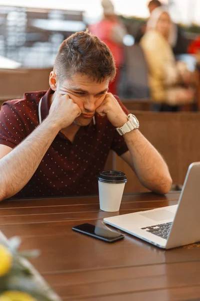 Podnikatel Blogger Muž Kávou Notebook Telefon Sedí Kavárně Přemýšlet Nad — Stock fotografie