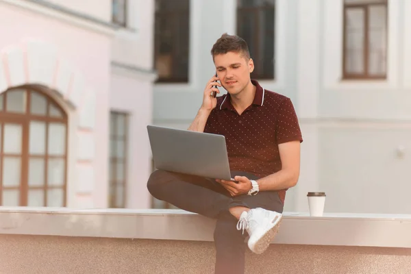 Podnikatel Blogger Muž Sedí Notebookem Mluví Smartphone Městě — Stock fotografie