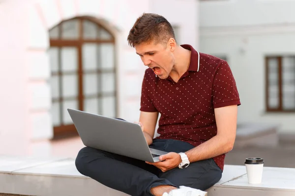 Mladých Blogger Podnikatel Laptop Ztratila Křičí Městě Negativní Emoce — Stock fotografie