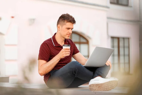 Mladý Podnikatel Blogger Člověk Pije Kávu Funguje Notebooku Městě — Stock fotografie