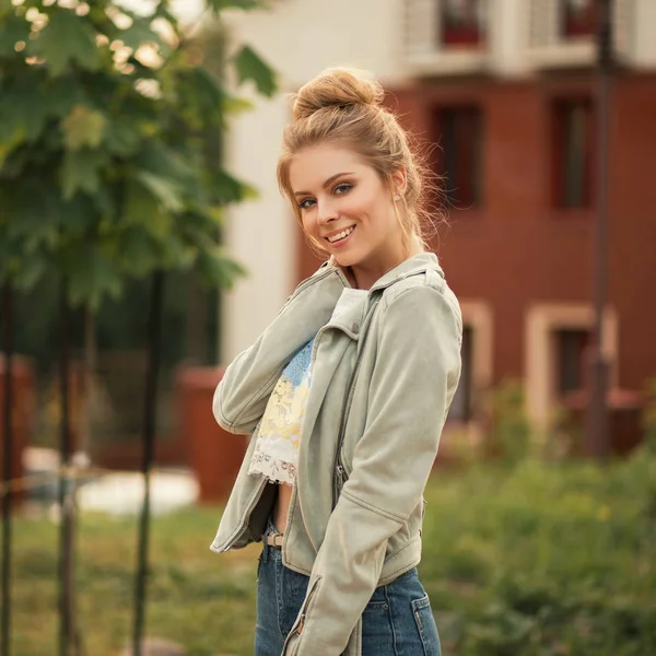 Gelukkig Jonge Vrouw Met Een Glimlach Een Modieus Jasje Stad — Stockfoto