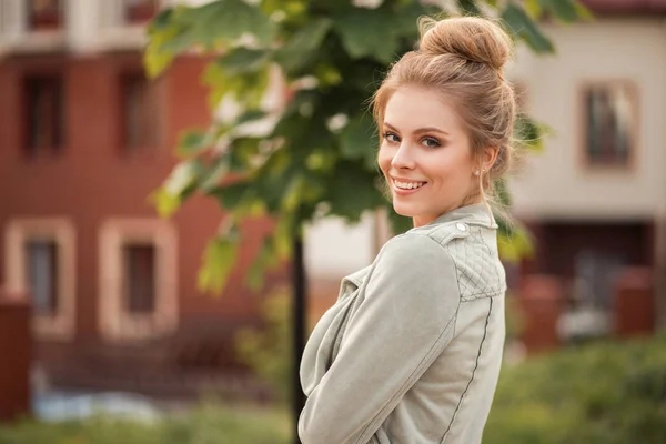 Hermosa Joven Feliz Una Chaqueta Moda Ciudad —  Fotos de Stock