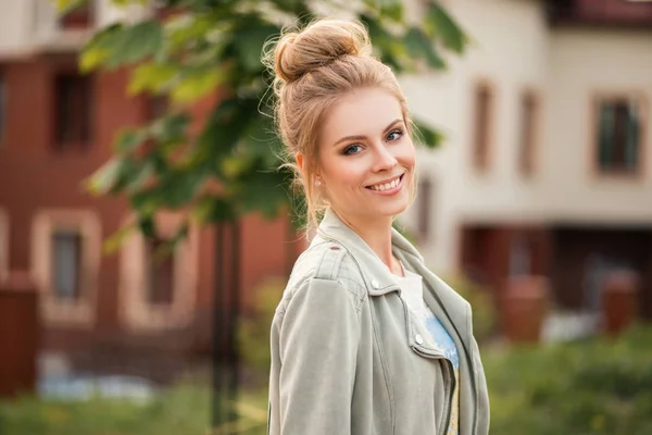 Mulher Modelo Bonita Bonita Bonita Bonita Com Sorriso Uma Jaqueta — Fotografia de Stock