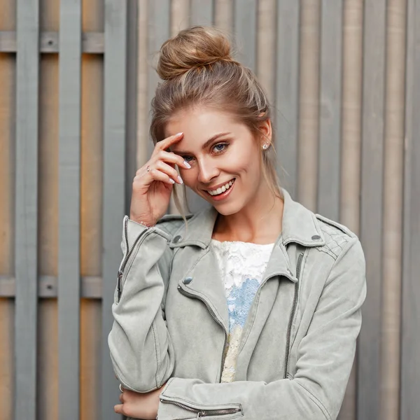Красивая Счастливая Стильная Молодая Женщина Улыбкой Модном Пиджаке Кружевной Рубашкой — стоковое фото