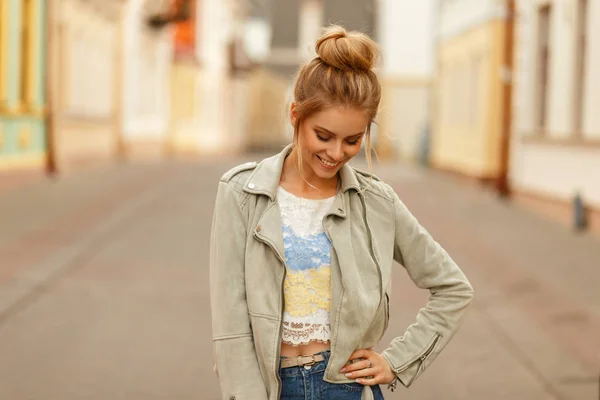 Стильная Счастливая Женщина Улыбкой Модной Куртке Разгуливает Городу — стоковое фото
