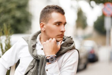 Şık beyaz gömlekli bir kazak başarılı genç adam işadamı şehrin bir kafede oturuyor