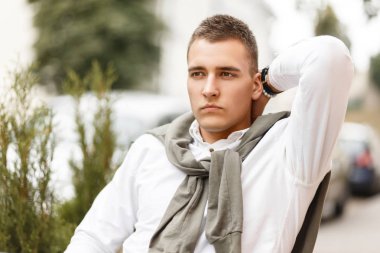 Şehirde oturan kazak ile Beyaz tişörtlü şık yakışıklı genç milyoner adam