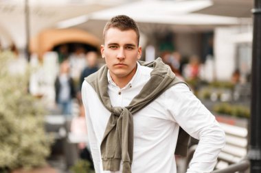 Yakışıklı genç başarılı tişörtlü adam bir beyaz şık bir kazak şehir