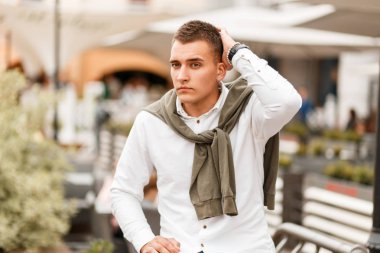 Şehrin Modern giyimleri şık yakışıklı genç işadamı