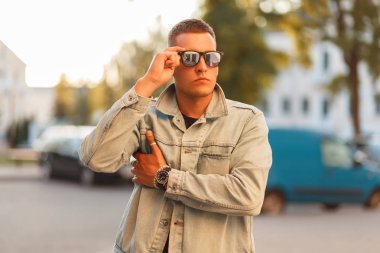 Şık yakışıklı delikanlı saç modeli şık denim giysileri kentin ile