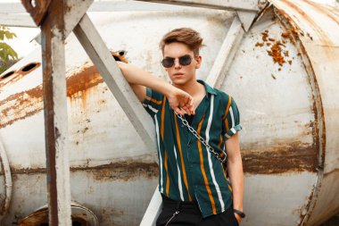 bir saç modeli eski bir teknik uygulamayı yakınındaki plaj gömlekli şık güneş gözlüğü adamla genç yakışıklı modeli