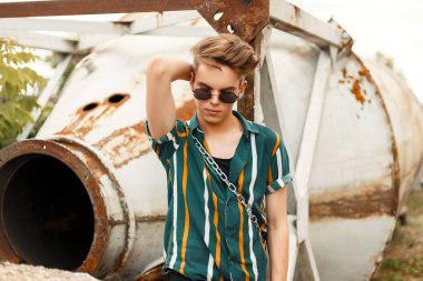 paslı bir teknik yakınındaki plaj gömlekli gözlüklü genç şık yakışıklı