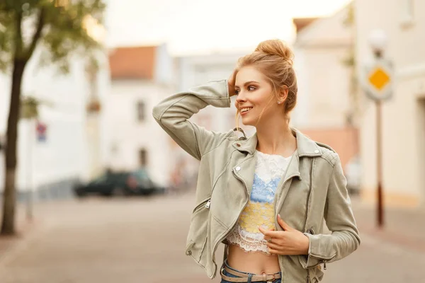 Moda Jovem Modelo Bonito Mulher Feliz Com Sorriso Uma Jaqueta — Fotografia de Stock