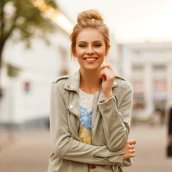 都市のスタイリッシュな服でかわいい笑顔で幸せな若い女の子 — ストック写真