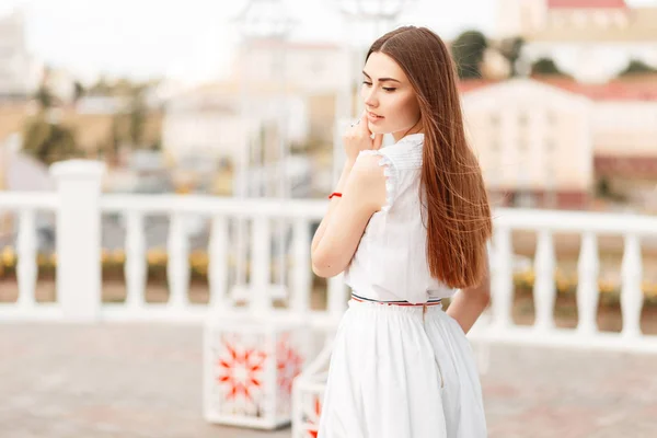 Elegante Bella Giovane Donna Modello Abito Bianco Moda Vicino Recinzione — Foto Stock