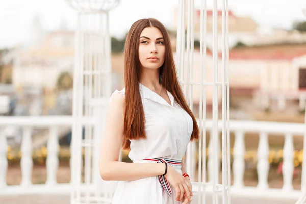 Elegante Giovane Donna Alla Moda Vestito Bianco Strada — Foto Stock