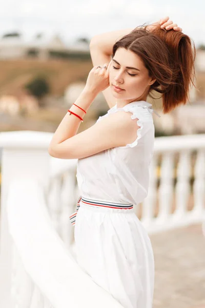 Κομψό Νεαρή Γυναίκα Στην Λευκή Φόρεμα Κοντά Εκλεκτής Ποιότητας Περίφραξη — Φωτογραφία Αρχείου