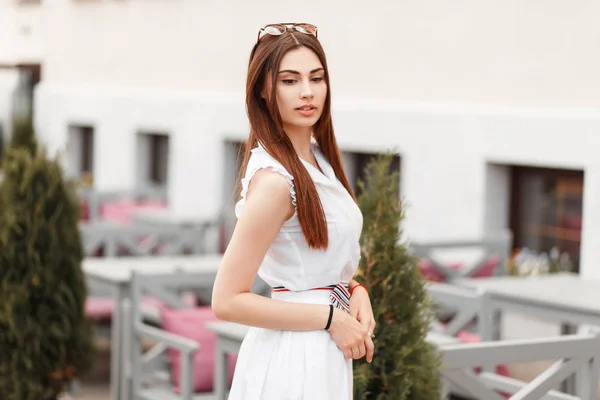 Модная Симпатичная Девушка Белом Платье Улице — стоковое фото