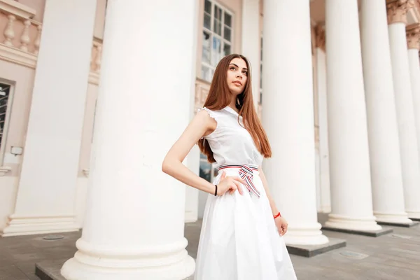 Moda Bela Mulher Modelo Vestido Elegante Branco Perto Velhas Colunas — Fotografia de Stock