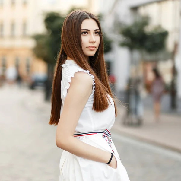 年轻时髦的女孩在白色衣裳在城市 — 图库照片