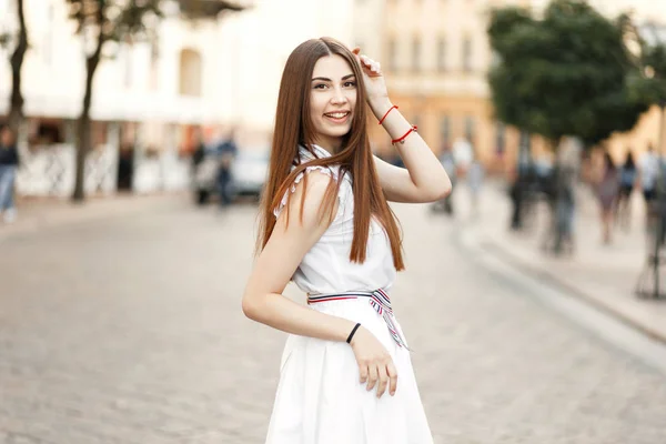 Joyeux Beau Jeune Femme Avec Sourire Robe Blanche Dans Ville — Photo