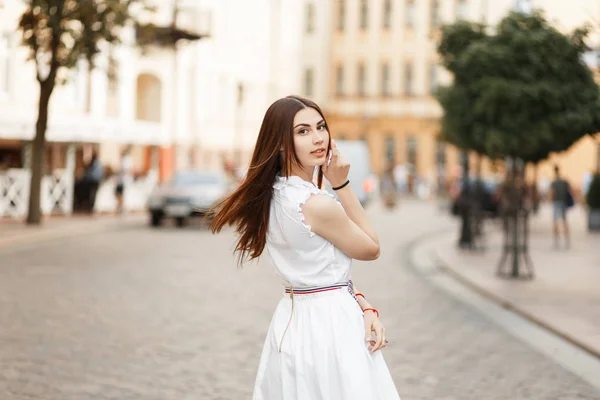 Belle Jeune Fille Modèle Robe Blanche Élégante Marchant Dans Ville — Photo