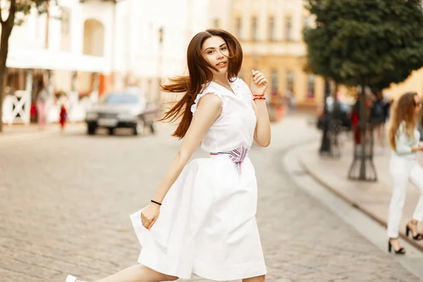 Jovem Mulher Moda Belo Vestido Branco Elegante Andando Cidade — Fotografia de Stock