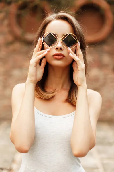 Piękna Młoda Kobieta Model Okulary Sukienka Szary Zewnątrz — Zdjęcie stockowe