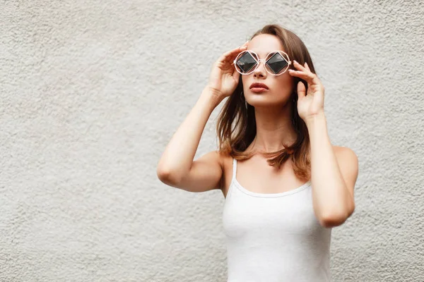Красивая Молодая Стильная Женщина Модных Солнцезащитных Очках Платье Возле Серой — стоковое фото