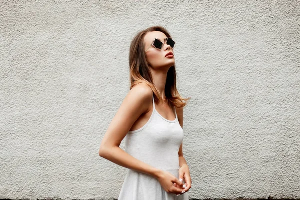 Модна Молода Красива Стильна Жінка Модними Сонцезахисними Окулярами Біля Сірої — стокове фото