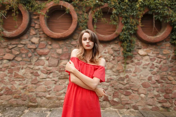 Joven Hermosa Mujer Con Estilo Vestido Rojo Moda Cerca Una — Foto de Stock