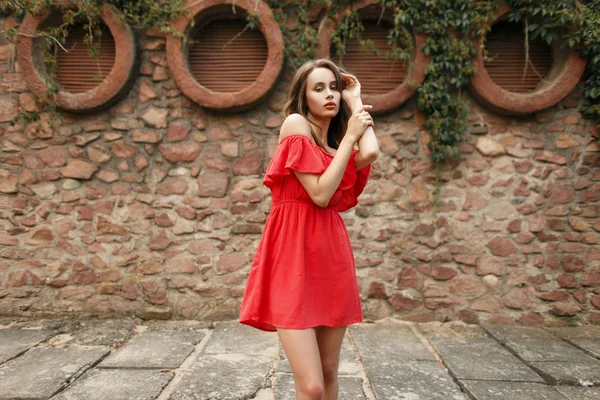 Elegante Bella Giovane Donna Abito Rosso Vicino Muro Epoca — Foto Stock