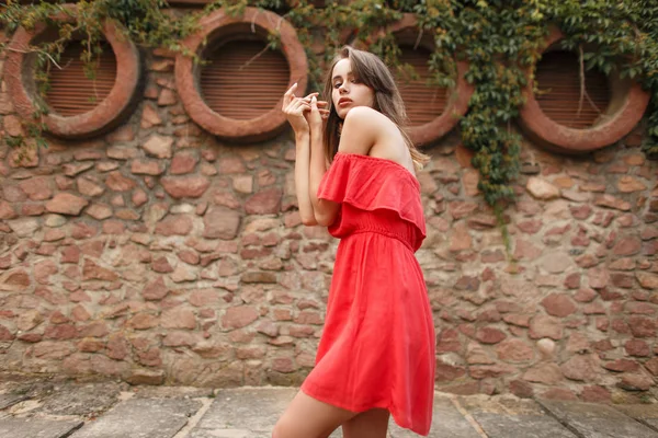 Bella Elegante Giovane Donna Modello Moda Abito Rosso Alla Moda — Foto Stock