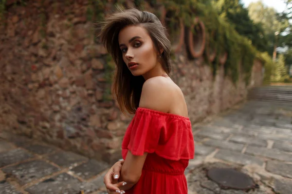 Modne Młody Piękny Model Dziewczyna Stylowy Sukienka Vintage Red Parku — Zdjęcie stockowe