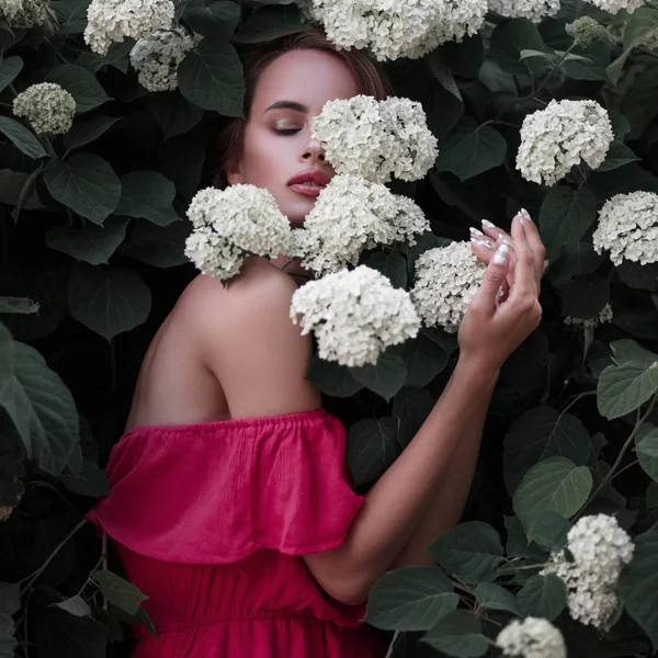 Snygg Vacker Ung Modell Kvinna Rosa Klänning Med Blommor Naturen — Stockfoto