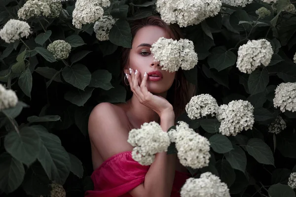 Çiçek Park ile bir çalı poz pembe elbiseli güzel kız modeli moda